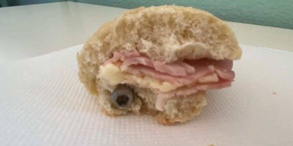 Mangia un panino mentre aspetta in farmacia e muore soffocato Mangia un panino mentre aspetta in farmacia e muore soffocato