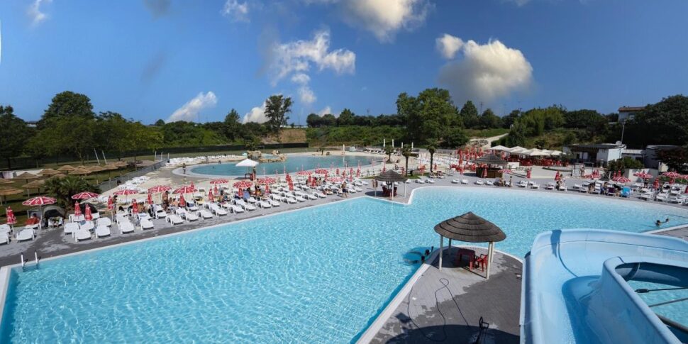 Tragedia in piscina nel bresciano, bambino muore a 4 anni Tragedia in piscina nel bresciano, bambino muore a 4 anni