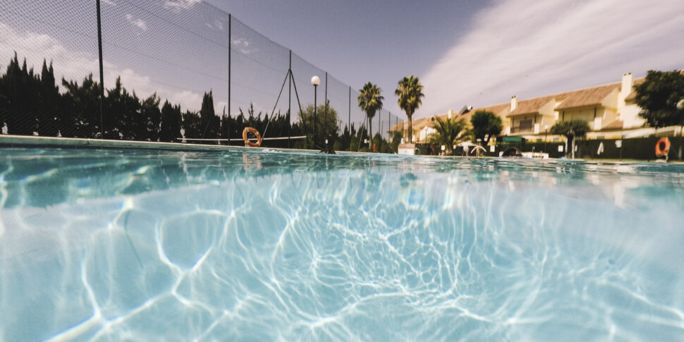 cinque bimbi ricoverati dopo il bagno in piscina a roma uno rischia danni neurologici