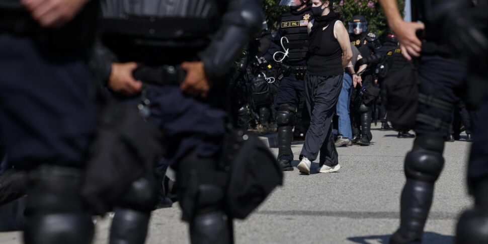 https://assets.gazzettadelsud.it/2025/06/polizia-los-angeles-970x485.jpg