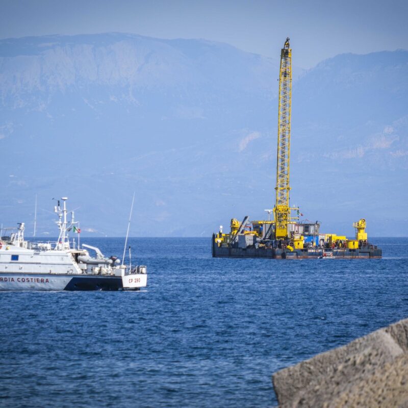 Bayesian la chiatta hebo lift 2 arriva a Porticello sul punto de naufragio. Palermo 03 maggio 2025 ANSA/IGOR PETYX