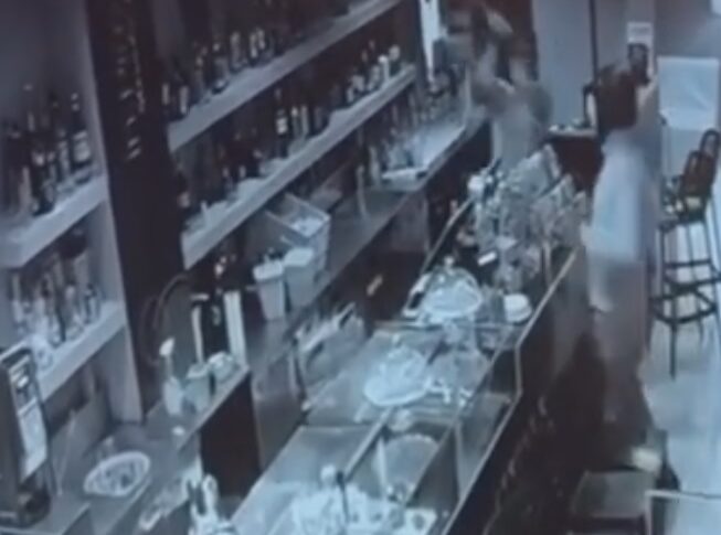 Salerno, barista scaccia rapinatore con la scopa: lui gli spara senza colpirlo. Il video shock fa il giro del web Salerno, barista scaccia rapinatore con la scopa: lui gli spara senza colpirlo. Il video shock fa il giro del web