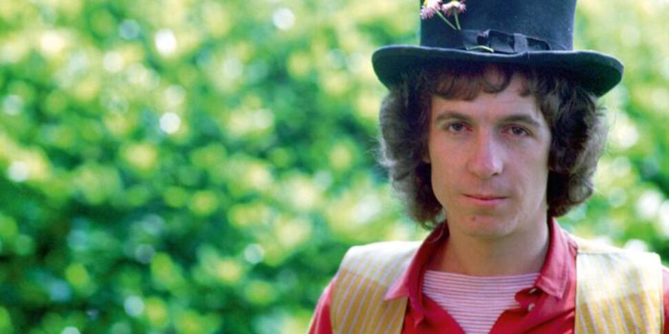 oggi il cielo è ancora più blu a 44 anni dalla morte del grande rino gaetano