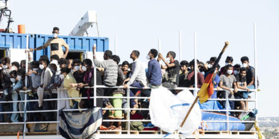 Migranti, sbarco a Pozzallo: due neonati morti