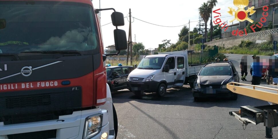 Scontro tra furgone e auto sulla statale 106 in provincia di Catanzaro ...