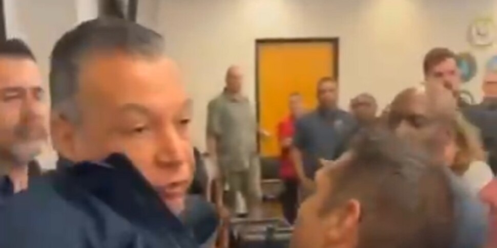 Dopo una domanda sui migranti alla segretaria della Sicurezza interna Usa, il senatore democrat Padilla cacciato e ammanettato Dopo una domanda sui migranti alla segretaria della Sicurezza interna Usa, il senatore democrat Padilla cacciato e ammanettato