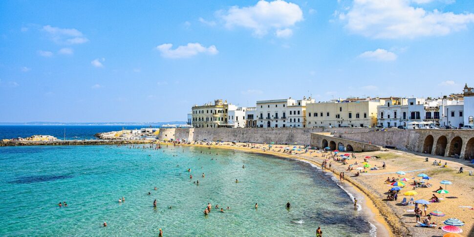 atti osceni in spiaggia a gallipoli multa da 10mila euro a 76enne ripreso in un video diventato virale