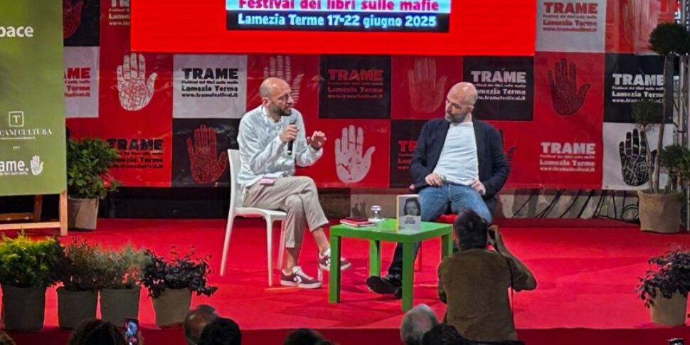 Roberto Saviano al festival Trame: "Mi piacerebbe cambiare vita" Roberto Saviano al festival Trame: "Mi piacerebbe cambiare vita"