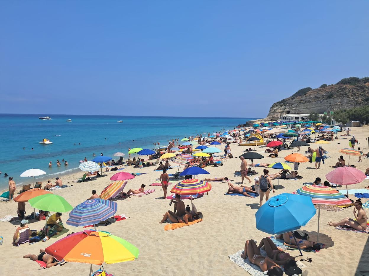 Le vacanze in Calabria sempre più care: il relax in spiaggia si paga a rate