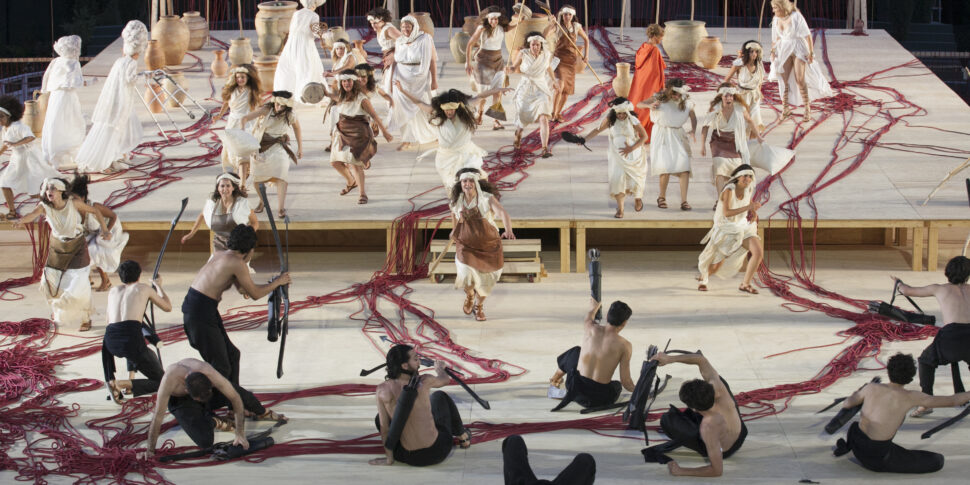 a siracusa con lisistrata si ride ma si riflette su guerra e pace foto video