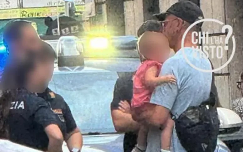 Madre e bimba trovate morte a Villa Pamphili: Rexal Ford fotografato con la bambina in braccio il 5 giugno Madre e bimba trovate morte a Villa Pamphili: Rexal Ford fotografato con la bambina in braccio il 5 giugno