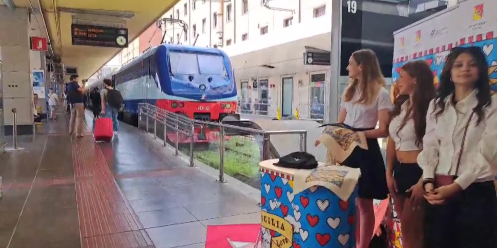 Sicilia Express, atto terzo: è arrivato a Messina il treno dei siciliani