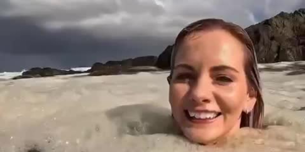 l influencer michelle sky hayward si tuffa nella schiuma a citt224 del capo era liquame il video diventa virale