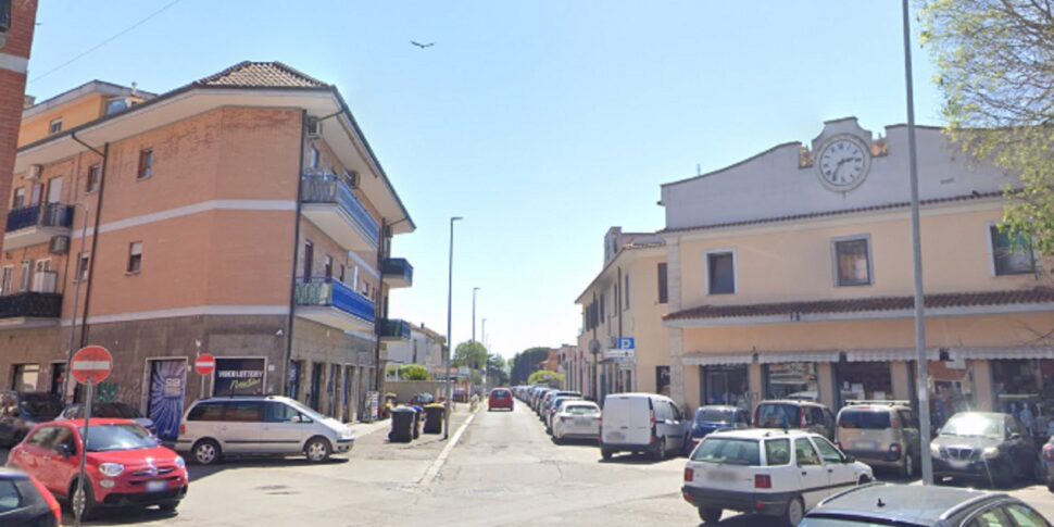 spari contro un palazzo a roma ferita un 19enne affacciata al balcone