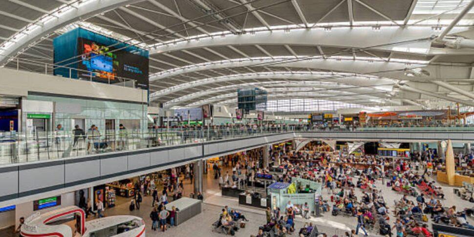 https://assets.gazzettadelsud.it/2025/07/Aeroporto-Heatrow-970x485.jpg