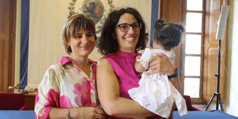 Brescia: una bambina con "due madri", un precedente storico per le famiglie arcobaleno Brescia: una bambina con "due madri", un precedente storico per le famiglie arcobaleno