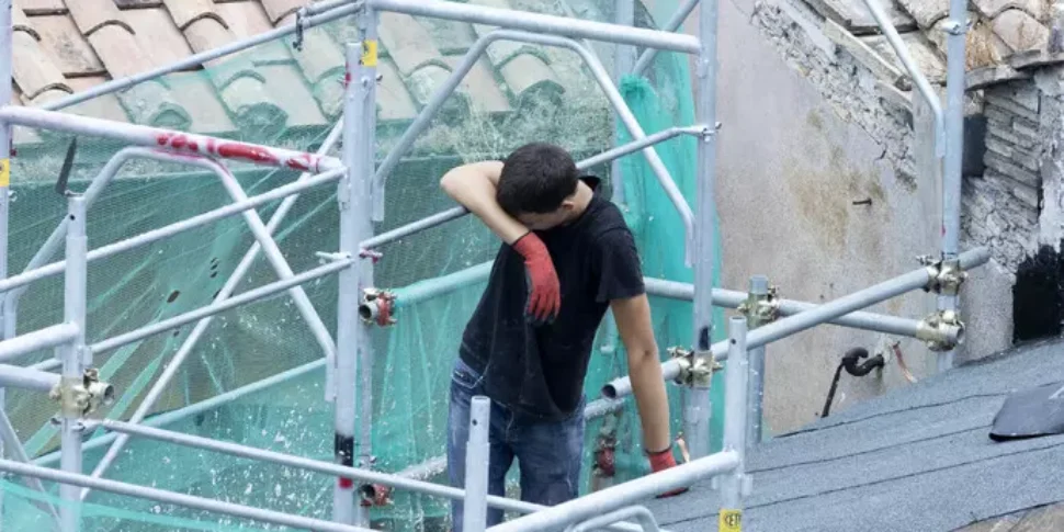 Emergenza caldo: Sicilia e Calabria fra le 13 regioni che vietano il lavoro all’aperto nelle ore più calde Emergenza caldo: Sicilia e Calabria fra le 13 regioni che vietano il lavoro all’aperto nelle ore più calde