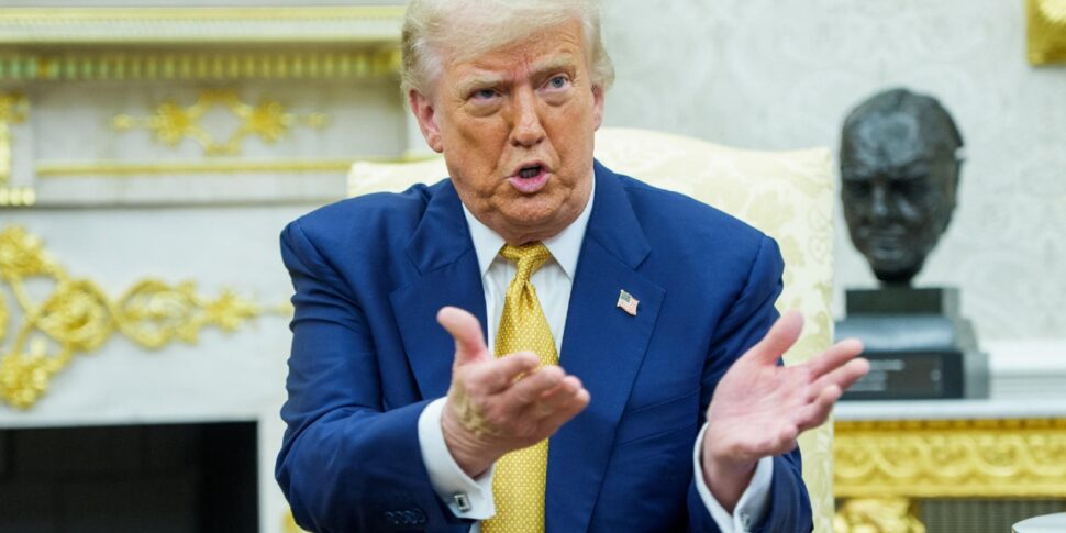 La sagoma di una donna nuda e la firma Donald come peli pubici. Ecco la lettera di Trump a Epstein: "Che ogni giorno sia un segreto"
