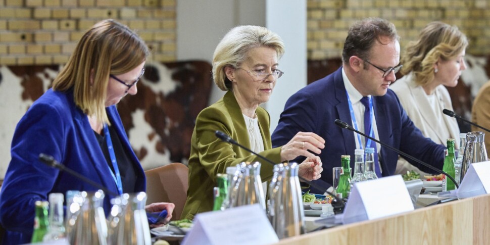 Trump ferma l’invio di armi, Von der Leyen sollecita l’Ue a intensificare il sostegno all’Ucraina: allarme di Frederiksen sulla Nato