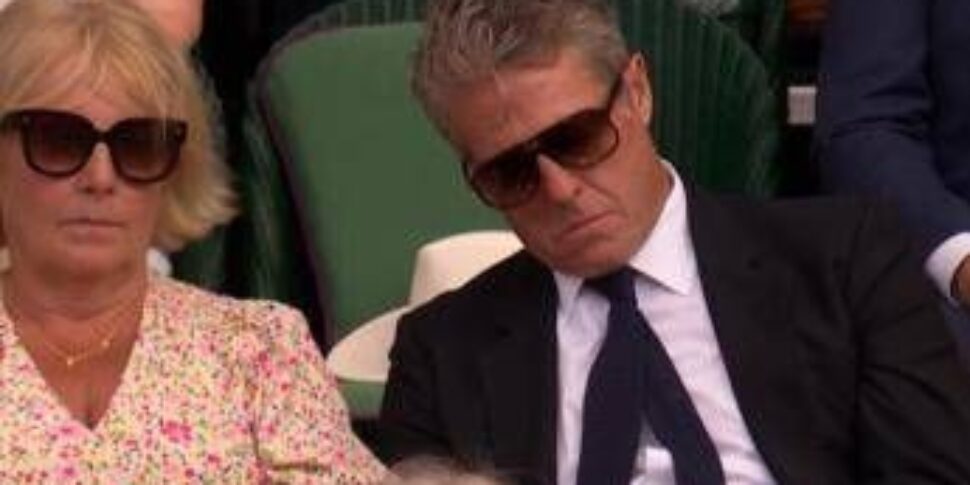 Spettacolo sul Centrale a Wimbledon ma non tutti gradiscono: Hugh Grant... si addormenta in tribuna Spettacolo sul Centrale a Wimbledon ma non tutti gradiscono: Hugh Grant... si addormenta in tribuna