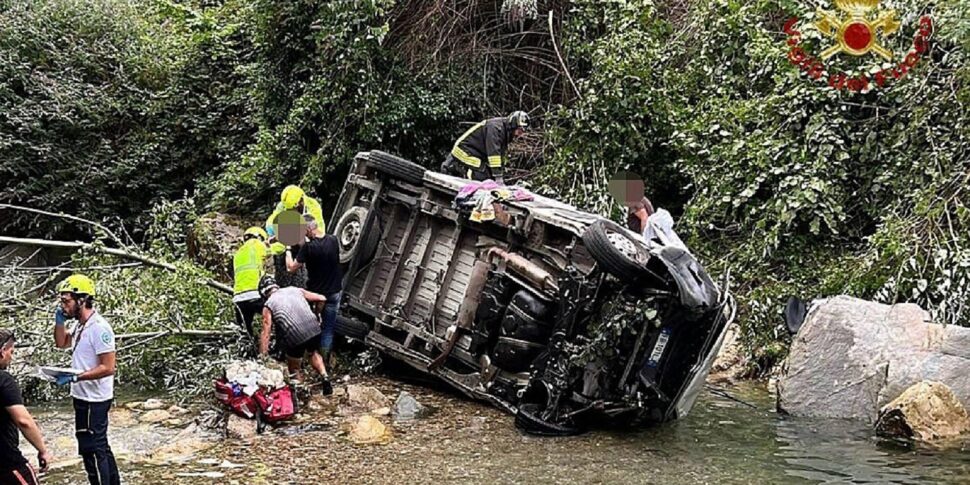 Pulmino esce di strada a Recoaro Terme e finisce in un torrente dopo un volo di 10 metri. La soccorritrice: "Ragazzi tra le lamiere" Pulmino esce di strada a Recoaro Terme e finisce in un torrente dopo un volo di 10 metri. La soccorritrice: "Ragazzi tra le lamiere"