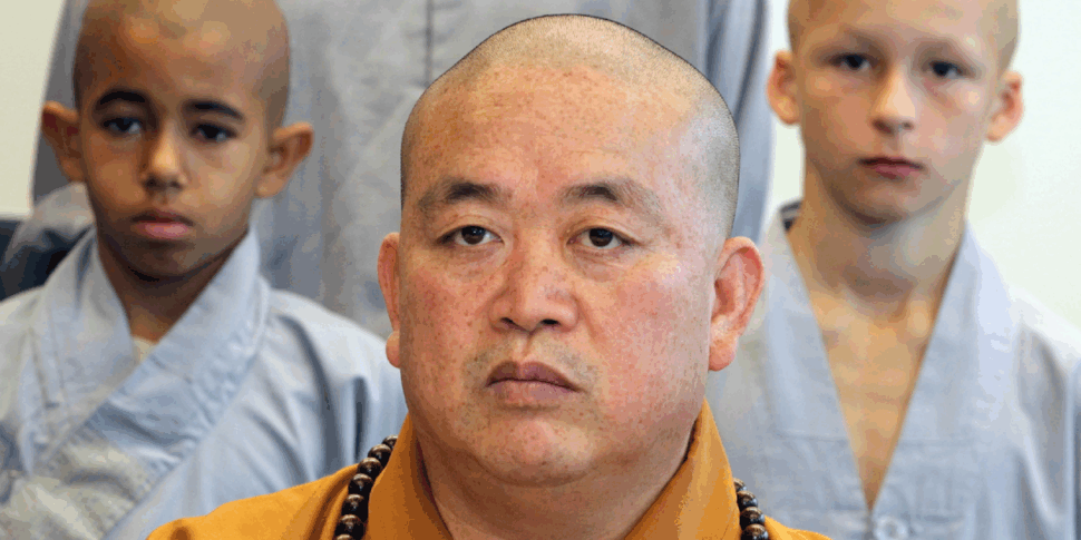 indagato in cina l abate del tempio shaolin culla del kung fu appropriazione indebita e relazioni con diverse donne
