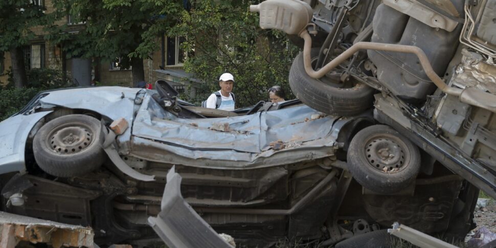 https://assets.gazzettadelsud.it/2025/07/Local-people-walk-in-a-damaged-area-with-destroyed-cars-near-a-school-building-after-a-Russian-airstrike-in-Kyiv-Ukraine-04-July-2025-amid-the-Russian-invasion-970x485.jpg