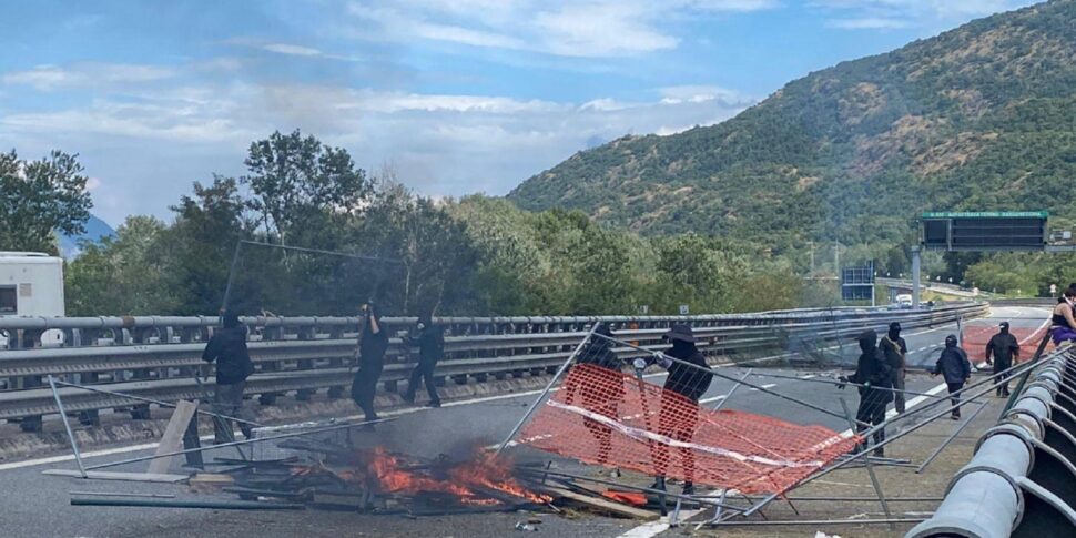 https://assets.gazzettadelsud.it/2025/07/Manifestanti-No-Tav-occupano-dando-fuoco-ad-alcune-masserizie-sullautostrada-Torino-Bardonecchia-970x485.jpg