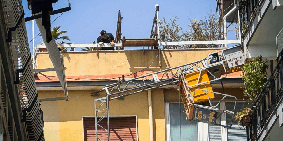 Precipitano dal sesto piano, tre operai morti a Napoli: il montacarichi si è capovolto