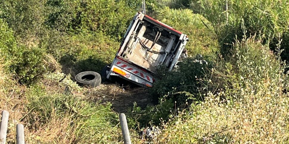 Camion esce di strada sulla Messina-Palermo e finisce in una scarpata ...