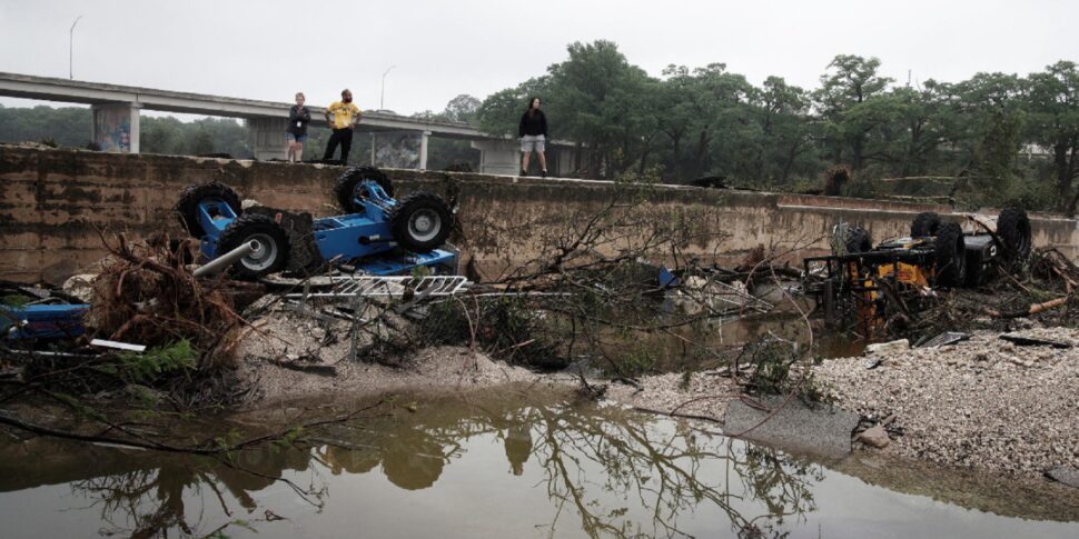 Il Texas sotto shock cerca nel fango le bambine disperse. Si aggrava il bilancio: 27 morti e 27 dispersi. Polemica sull Il Texas sotto shock cerca nel fango le bambine disperse. Si aggrava il bilancio: 27 morti e 27 dispersi. Polemica sull