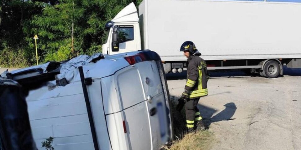 https://assets.gazzettadelsud.it/2025/07/Resta-intrappolato-nel-furgone-dopo-lincidente-non-e-grave-970x485.jpg