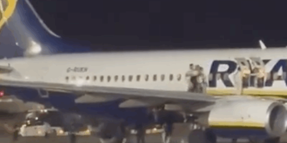 Panico a Maiorca: passeggeri Ryanair in fuga sulle ali! 18 feriti VIDEO Panico a Maiorca: passeggeri Ryanair in fuga sulle ali! 18 feriti VIDEO
