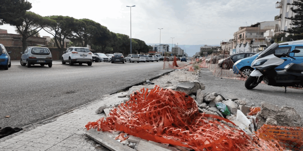 Messina: lavori fermi al cantiere del parcheggio di viale Europa e intanto si accumulano i rifiuti