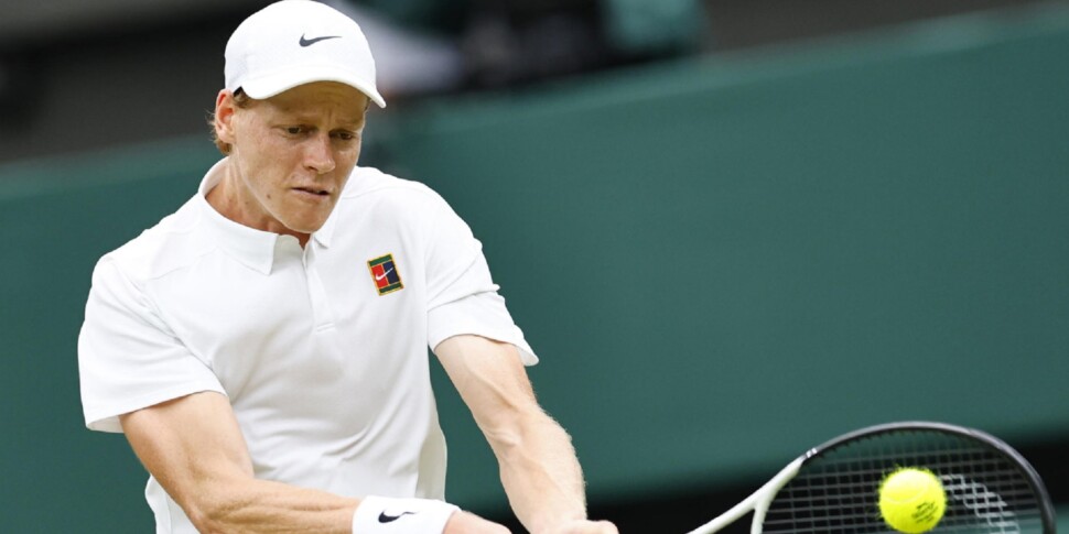 Sinner Alcaraz, Wimbledon vive la finale più attesa: 4 4 nel primo set Sinner Alcaraz, Wimbledon vive la finale più attesa: 4 4 nel primo set