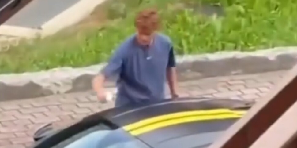Sinner lava a mano la sua Ferrari 812 Competizione: il video diventa virale sui social Sinner lava a mano la sua Ferrari 812 Competizione: il video diventa virale sui social