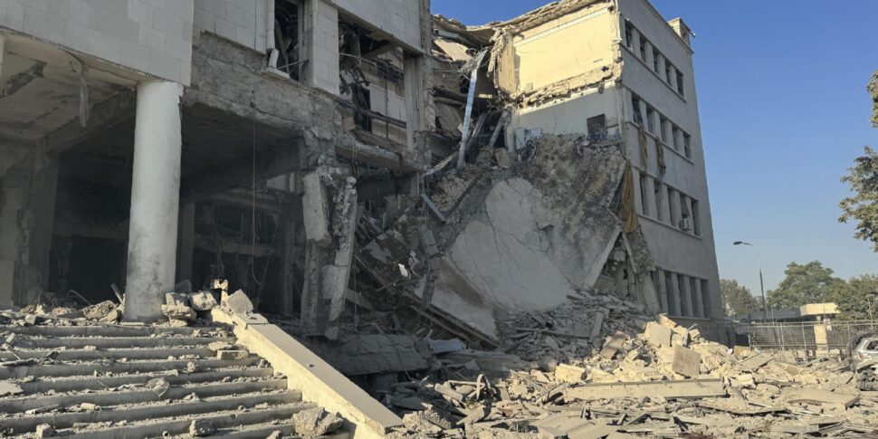 Israele colpisce Damasco, missili sui centri del potere. Il monito degli Usa: "Fermatevi" Israele colpisce Damasco, missili sui centri del potere. Il monito degli Usa: "Fermatevi"