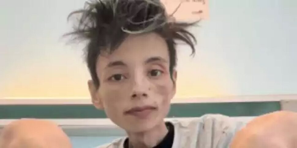 E E