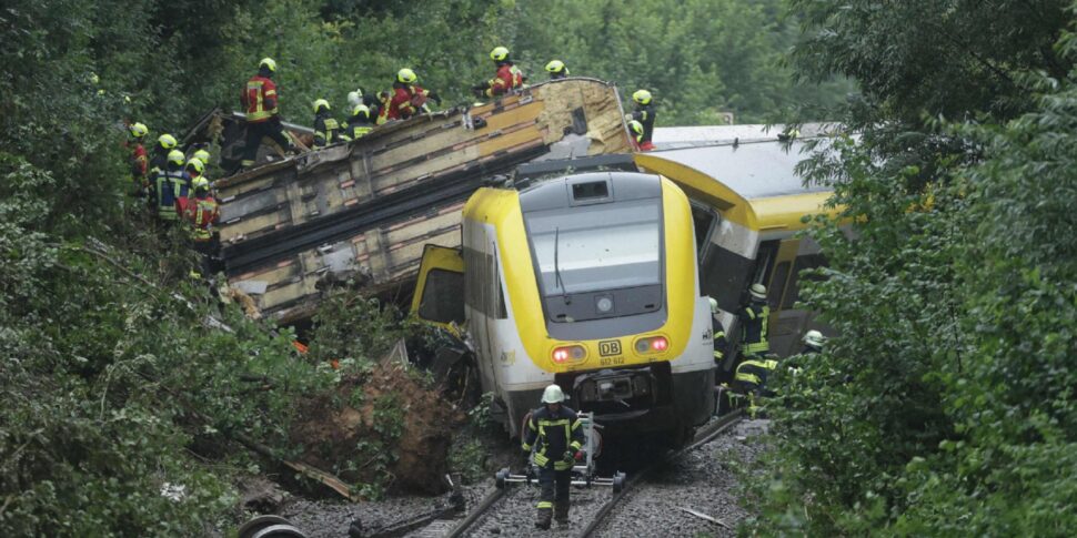 Germania: deraglia treno con 100 passeggeri, diversi morti e feriti Germania: deraglia treno con 100 passeggeri, diversi morti e feriti