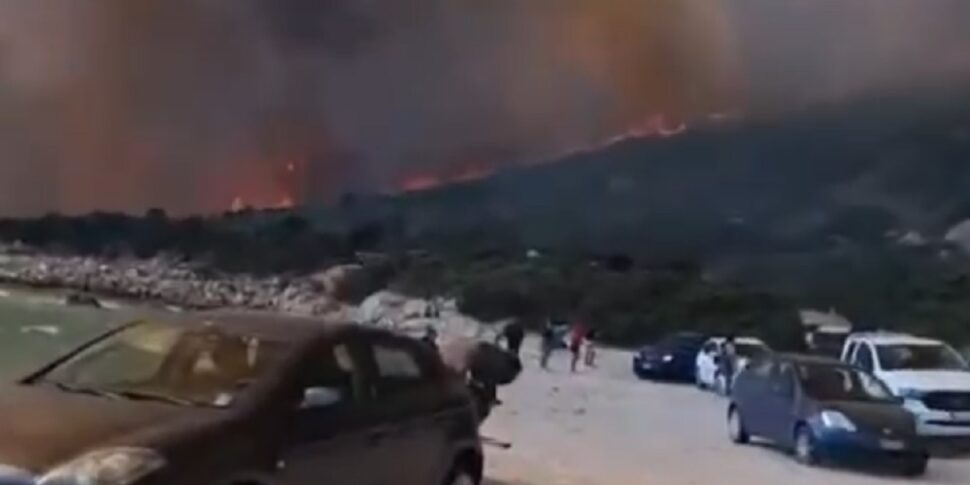 Fiamme a ridosso della spiaggia di Villasimius, bagnanti in fuga VIDEO Fiamme a ridosso della spiaggia di Villasimius, bagnanti in fuga VIDEO