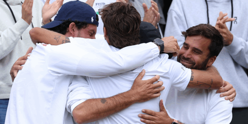 Che tenerezza il papà di Cobolli! Un fiume di lacrime dopo la vittoria a Wimbledon di Flavio che vale i quarti Che tenerezza il papà di Cobolli! Un fiume di lacrime dopo la vittoria a Wimbledon di Flavio che vale i quarti