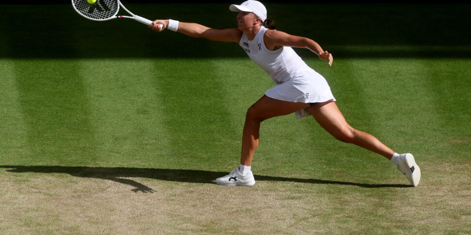 Iga Swiatek regina di Wimbledon: la polacca "indiavolata" abbatte la Anisimova 6 0, 6 0 Iga Swiatek regina di Wimbledon: la polacca "indiavolata" abbatte la Anisimova 6 0, 6 0