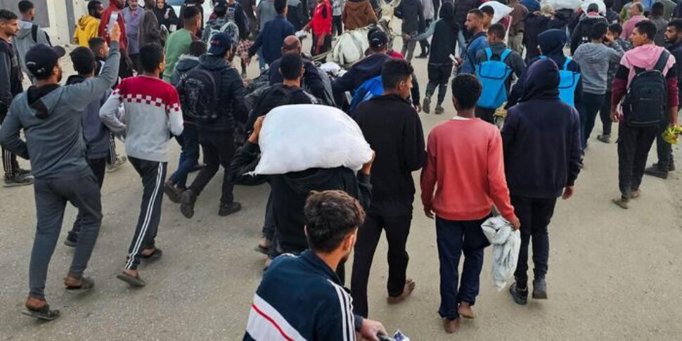 Raid di Israele vicino al centro aiuti di Gaza, almeno 41 morti. Trump: presto liberi altri 10 ostaggi Raid di Israele vicino al centro aiuti di Gaza, almeno 41 morti. Trump: presto liberi altri 10 ostaggi