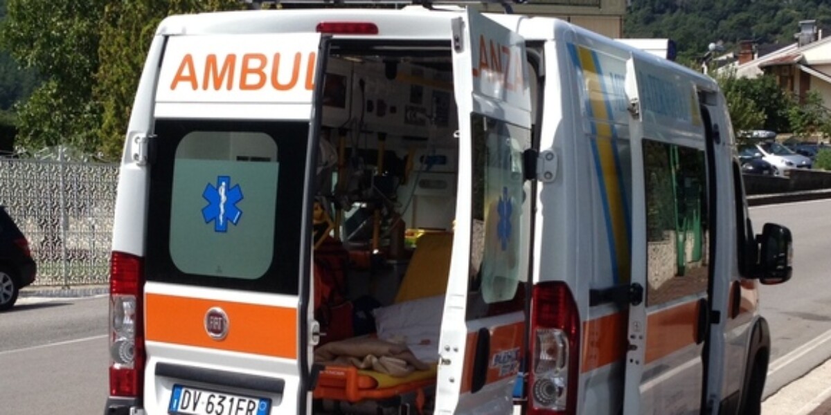 drammatico incidente scontro tra un auto e due biciclette due morti a genova da Gazzettadelsud.it drammatico incidente scontro tra un auto e due biciclette due morti a genova