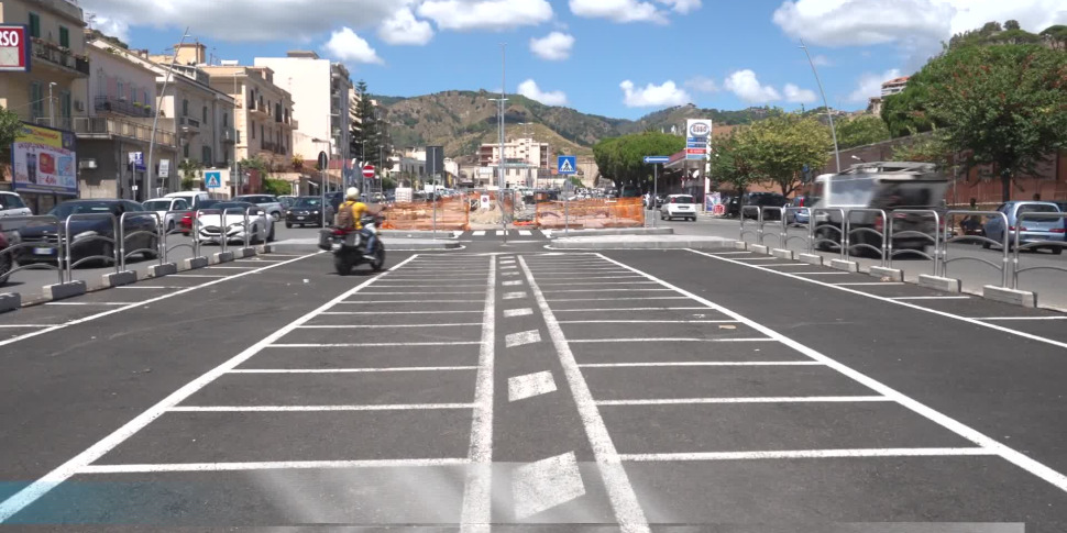 Parcheggio viale Europa a Messina, stop alle auto negli stalli per gli scooter