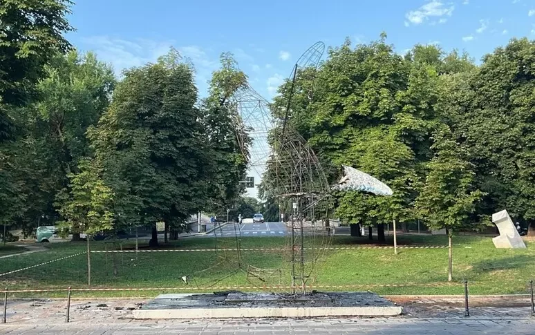incendiata la balena di allegrucci alla triennale di milano arrestato il piromane giuli atto vile