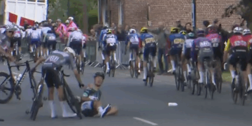 Terribile caduta al Tour de France, sospetta rottura della clavicola per il belga Jasper Philipsen. Vince la tappa Terribile caduta al Tour de France, sospetta rottura della clavicola per il belga Jasper Philipsen. Vince la tappa