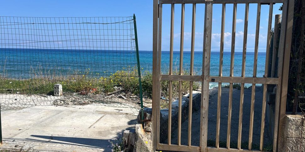 Messina, accessi al mare negati: il caso di un cancello abusivo in via Senatore Arena