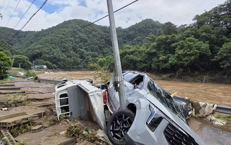 Nubifragi in Corea del sud, i morti sono 14. Allerta a Hong Kong in attesa del tifone Wipha Nubifragi in Corea del sud, i morti sono 14. Allerta a Hong Kong in attesa del tifone Wipha