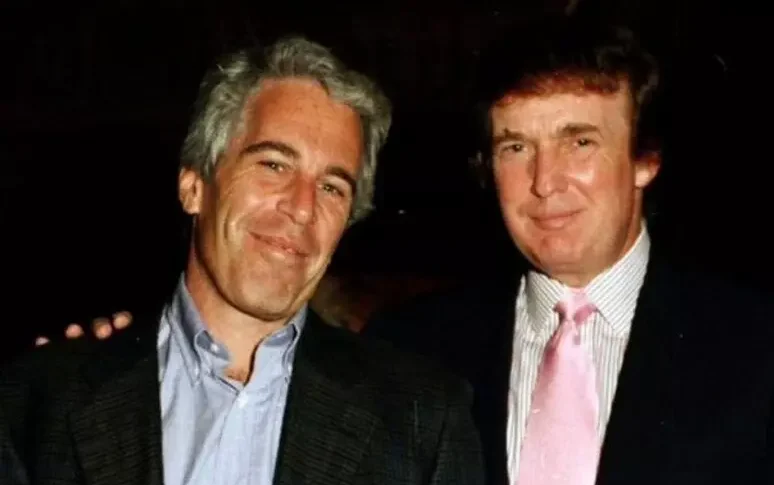 https://assets.gazzettadelsud.it/2025/07/epstein-trump-774x485.webp